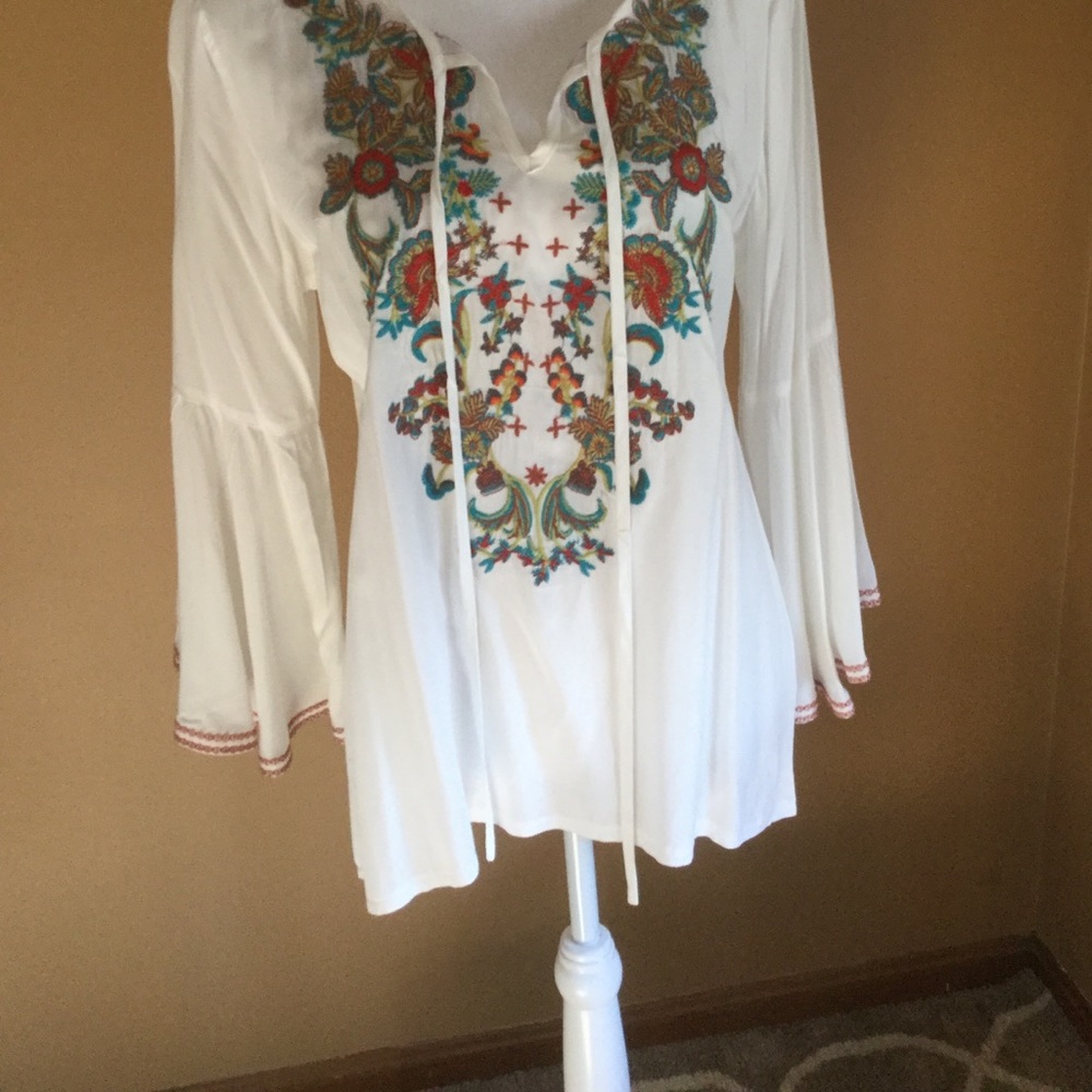 Solitaire Brand NWOT top with beautiful embroidery